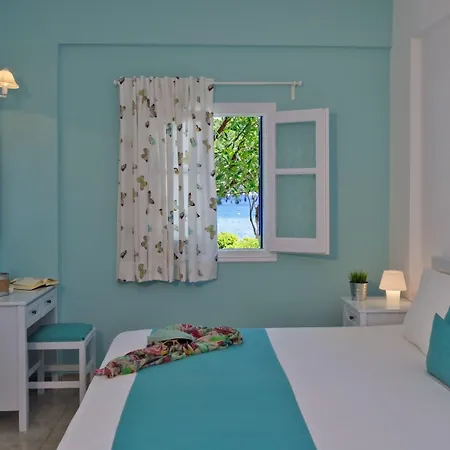 Mouras מלון דירות 2*