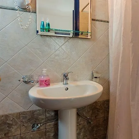 Mouras מלון דירות 2*